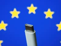 USB-Typ-C-Stecker vor einer Europaflagge