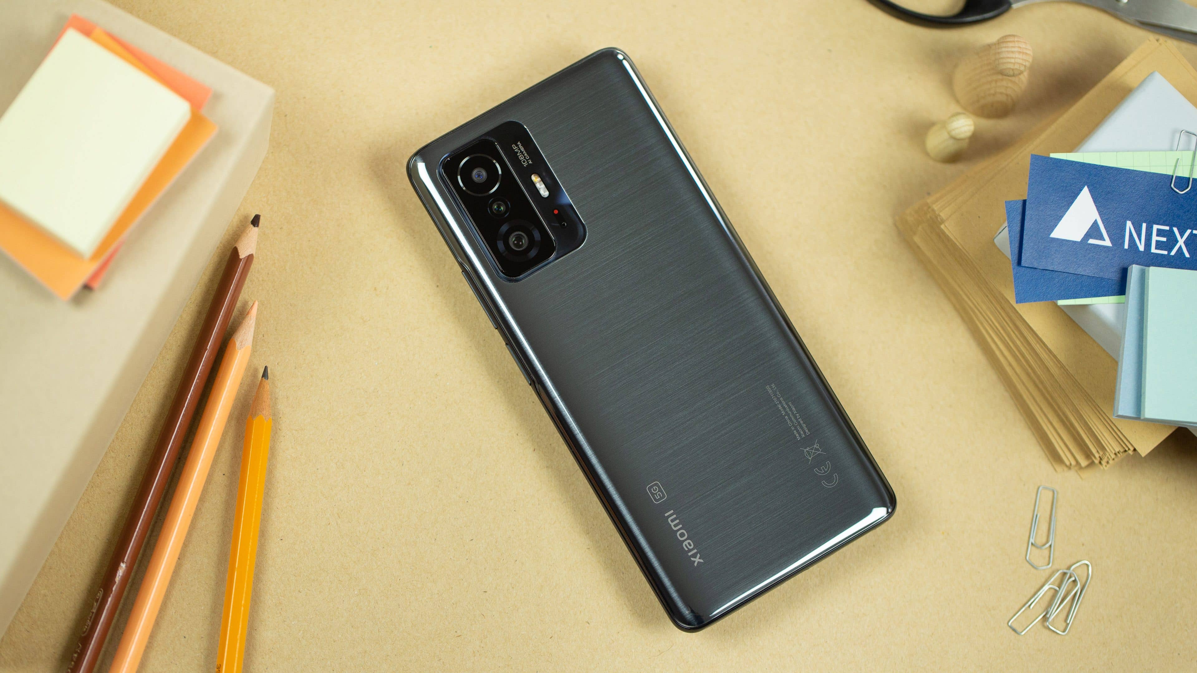 Xiaomi 11T Pro liegt mit dem Display nach unten auf einem Schreibisch