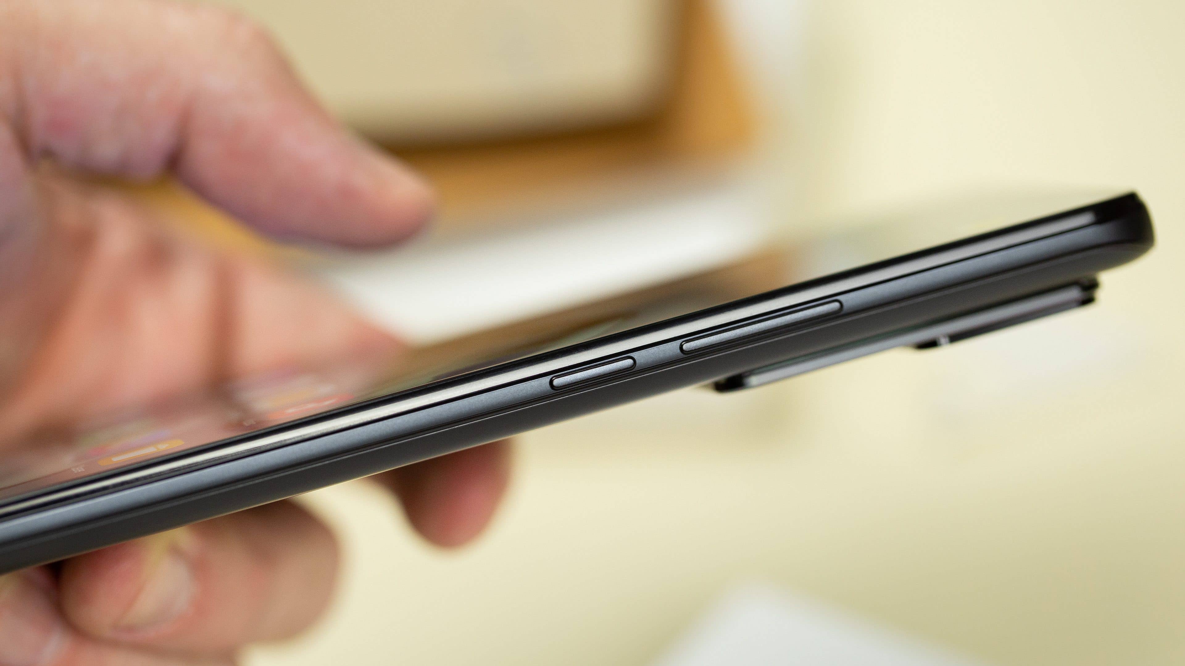 Xiaomi 12T Pro tranche droite vue de cote