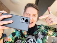 Das Foto zeigt das Xiaomi 12 Pro, welches dem Xiaomi 12T Pro verdammt ähnlich sieht.