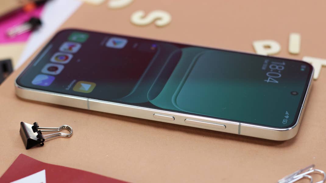 NextPit hat das Xiaomi 13 für einen Test direkt aus China geordert. MaTT hält das Xiaomi 13 in seiner Hand.