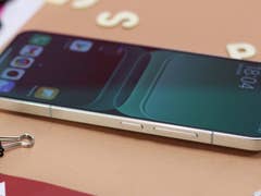 MaTT hält das Xiaomi 13 in seiner Hand.