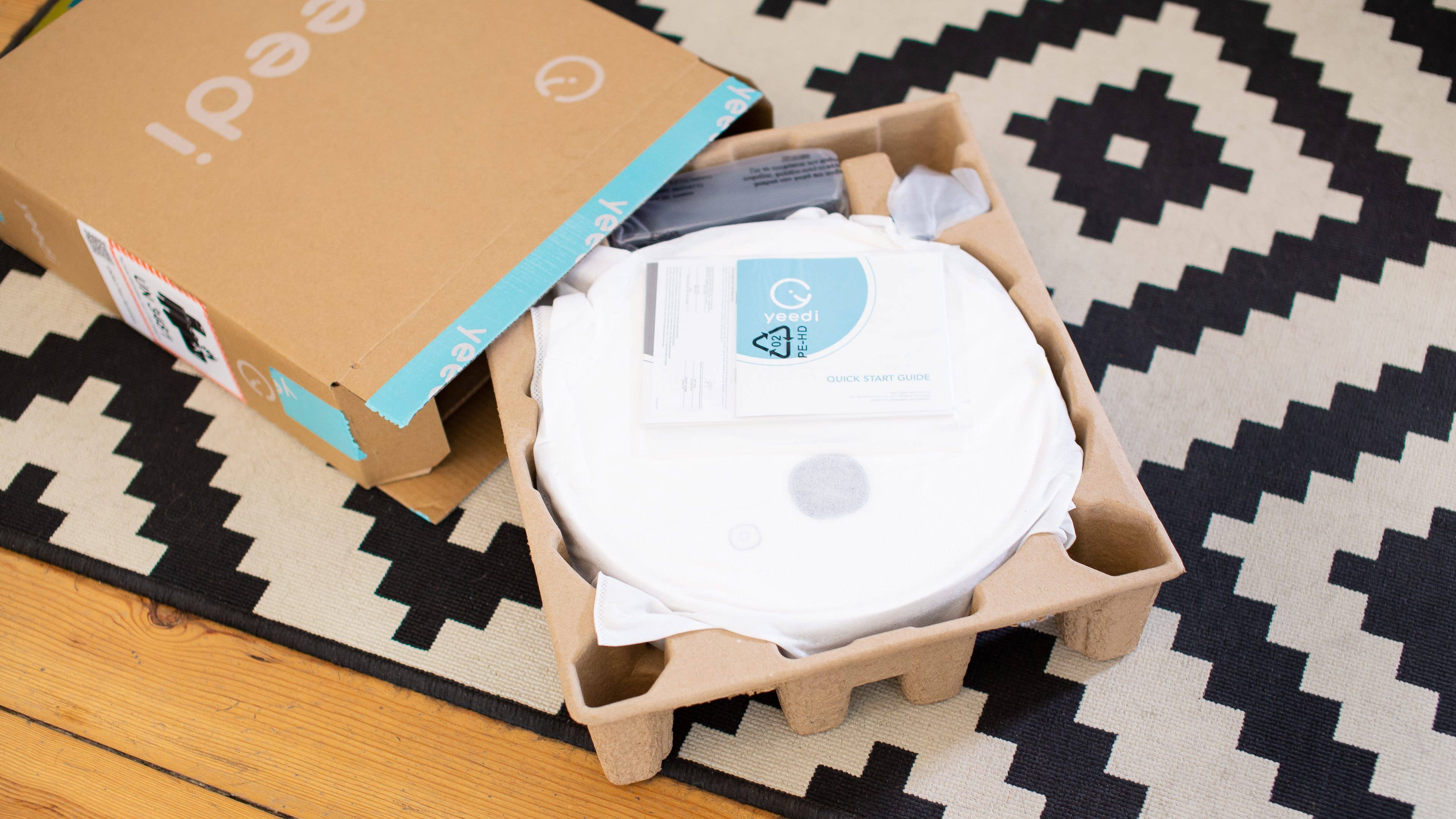 Der Yeedi Vac Max im Karton.
