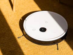 Saugroboter auf Teppich