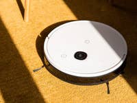 Saugroboter auf Teppich