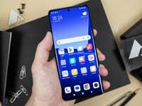 Xiaomi 13 Pro von vorne in der Hand gehalten