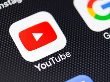 Das YouTube-Logo auf einem Smartphone