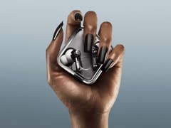 Eine Hand hält die Nothing Ear 3 Kopfhörer in ihrem Etui und zeigt ein elegantes Design.