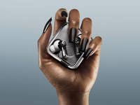 Eine Hand hält die Nothing Ear 3 Kopfhörer in ihrem Etui und zeigt ein elegantes Design.