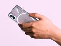 Nothing Phone (1) in der Hand