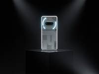 Ein weißes Smartphone mit einzigartigem Design, auf einem Podest unter einem Scheinwerfer ausgestellt.