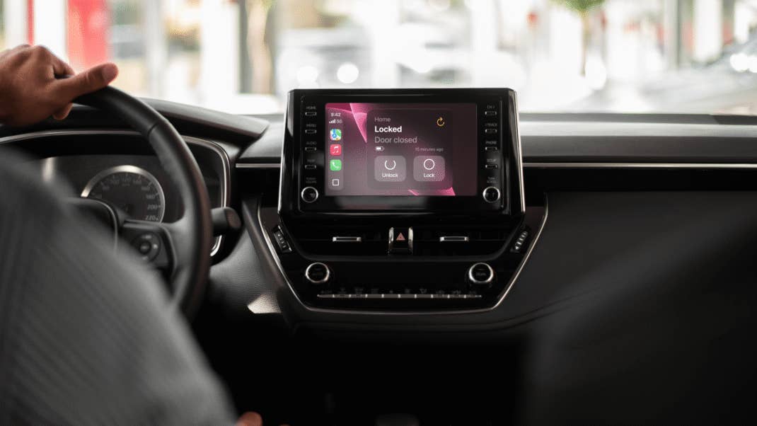Armaturenbrett eines Autos mit Nuki CarPlay-Oberfläche, die 