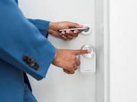 Nuki Smart Lock Pro 4.0 an der Tür wird aktivert.