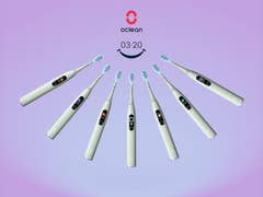 Acht Oclean elektrische Zahnbürsten, die im Kreis auf einem lila Hintergrund mit dem Oclean-Logo und einem Timer von 03:20 angeordnet sind.