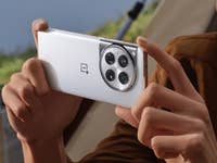 Ein Mann hält das OnePlus 12 in der Hand und schaut aufs Display.