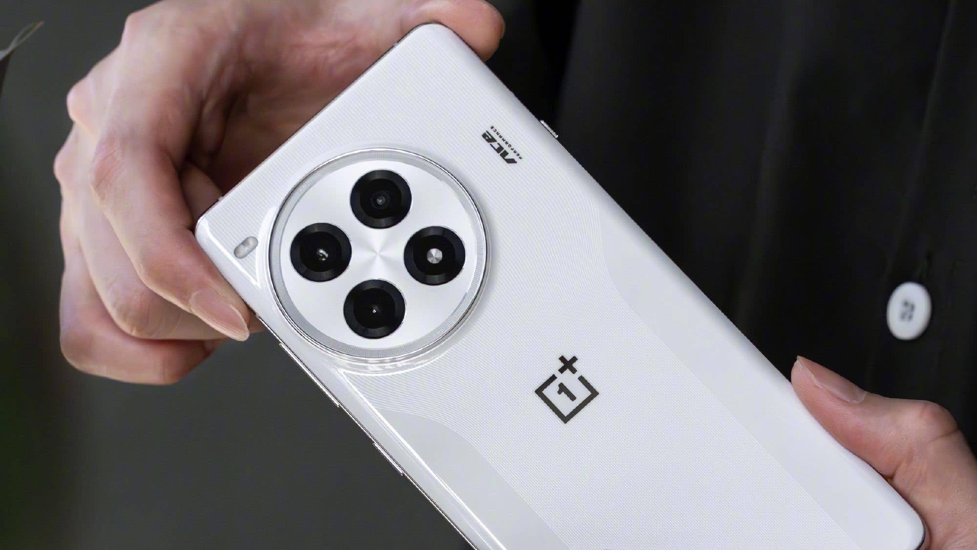 OnePlus Ace 3 Pro in Weiß von hinten