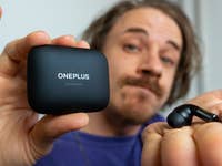 Ben, der die OnePlus Buds Pro 2 in der Hand hält.