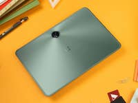 Das OnePlus-Tablet auf einem Tisch liegend mit Rückseite nach oben