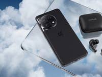Neue OnePlus-Geräte vor einem Wolken-Hintergrund