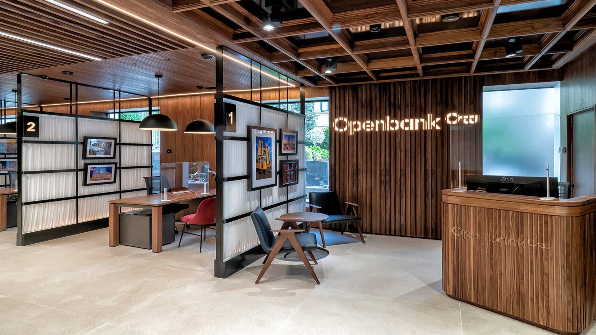 Moderne Bankinterieur mit Holzdekoration, Openbank-Schild und einzelnen Arbeitsplätzen.