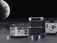 Mehrere OUKITEL-Powerstations auf einer mondähnlichen Oberfläche mit Astronauten und einem Solarpanel.