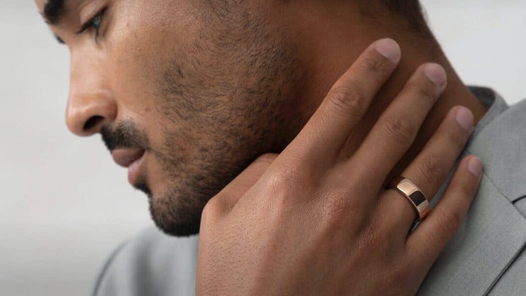 Eine Person trägt den Oura Horizon an der rechten Hand