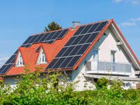 PV-Anlage auf einem Hausdach, Sinnbild Einspeisevergütung