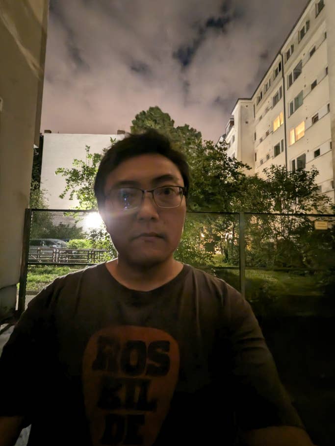 Google Pixel Fold: Selfie mit der Ultraweitwinkel-Kamera – Nachtmodus an