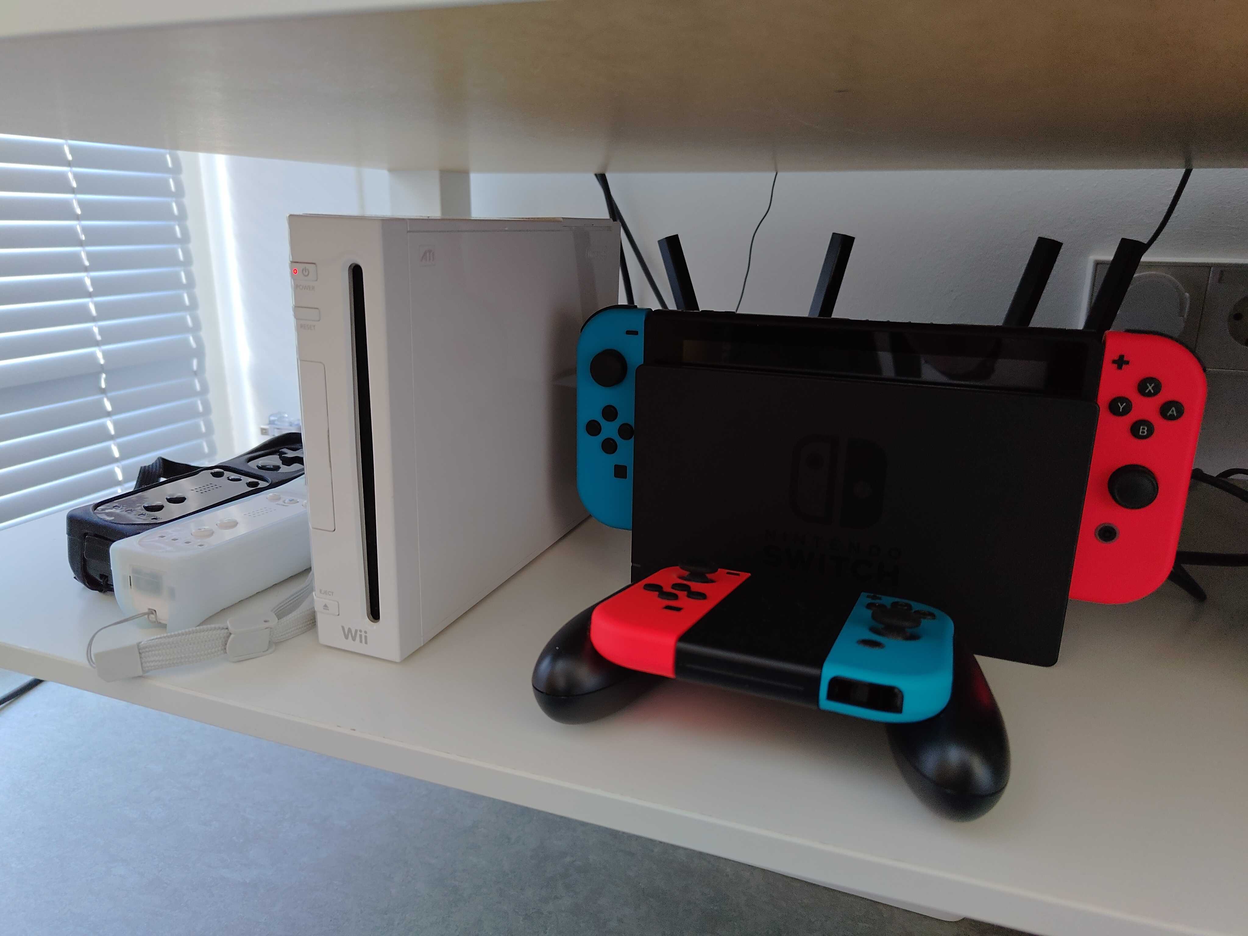 Eine Nintendo Wii steht neben einer Nintendo Switch