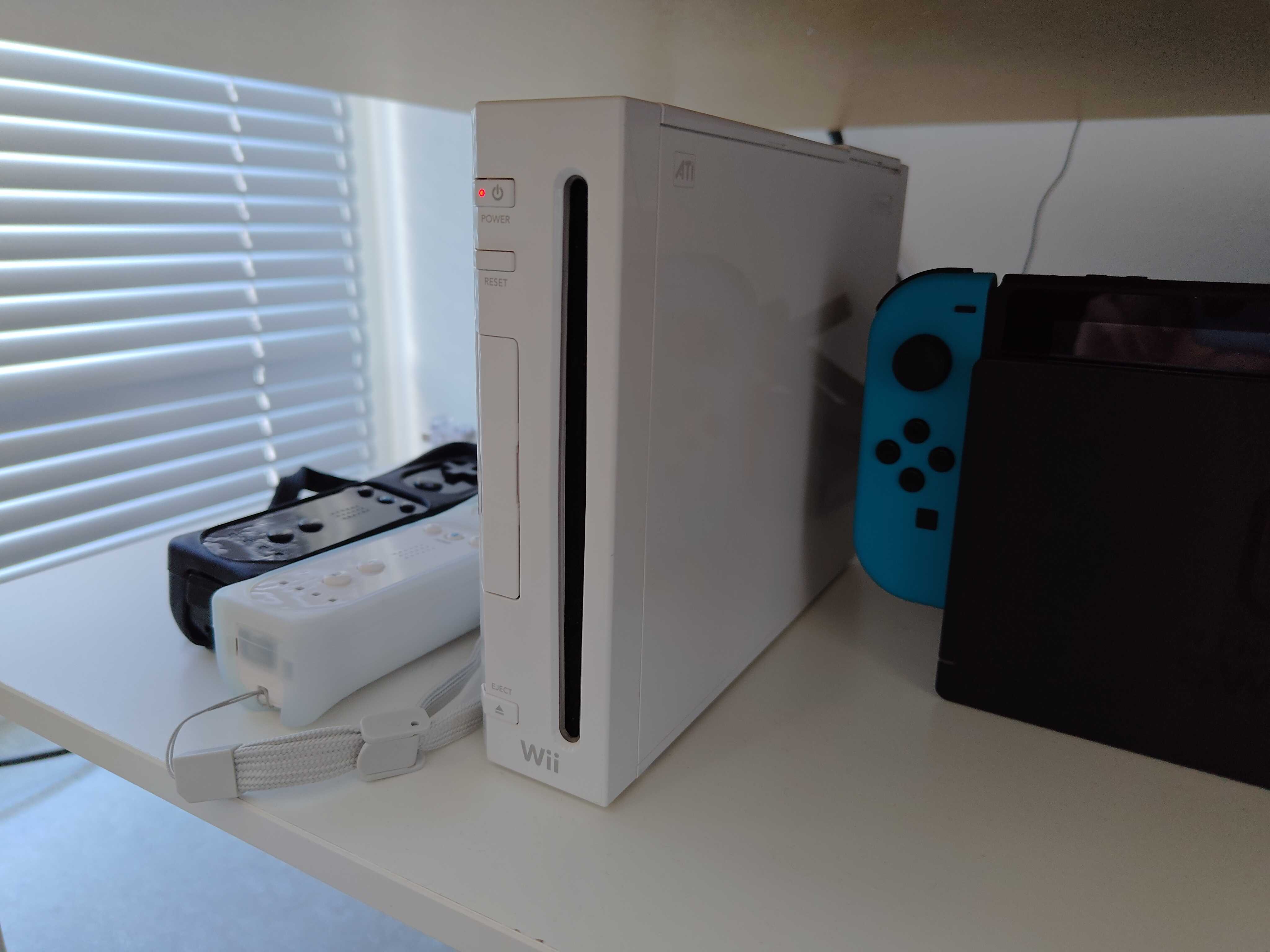 Die Nintendo Wii steht in einem Regal