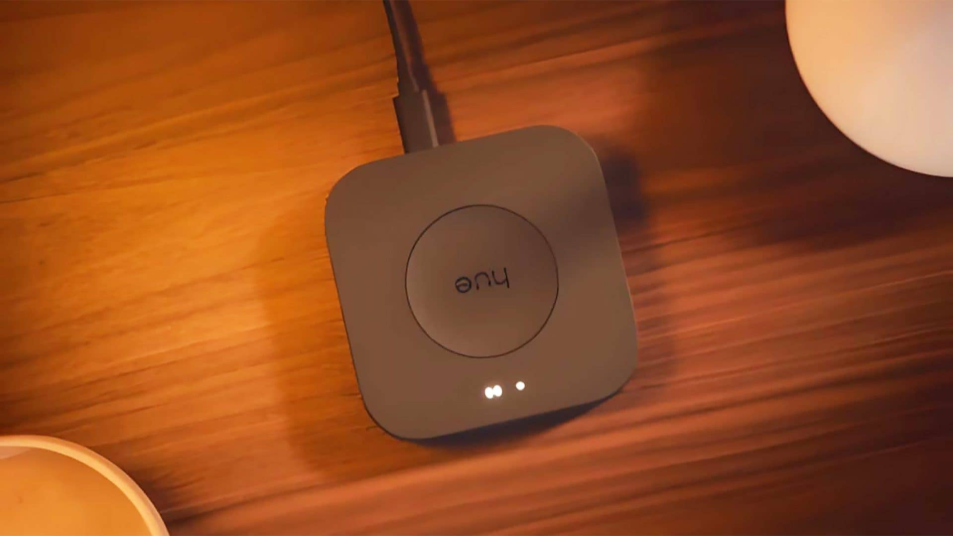 Ein Philips Hue Smart Lighting Hub auf einer Holzoberfläche.