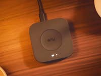 Ein Philips Hue Smart Lighting Hub auf einer Holzoberfläche.