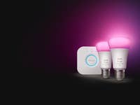 Philips-Hue-Leuchten und Bridge vor schwarzem Hintergrund