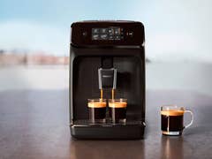 Philips EP1200 Kaffeemaschine mit drei Tassen Espresso, die ausgegeben werden.