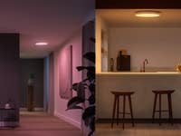Ein moderner Flur und eine Küche, beleuchtet von Philips Hue Smart Lighting und einem eleganten Design.