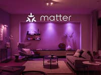 Wohnzimmer mit Philips Hue Ambient Beleuchtung und Matter-Logo
