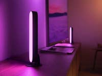 Philips Hue Play auf einem Sideboard neben einem TV