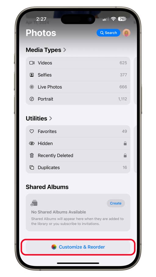 iPhone-Bildschirm zeigt die Fotos-App in iOS 18 mit Medientypen und freigegebenen Alben.