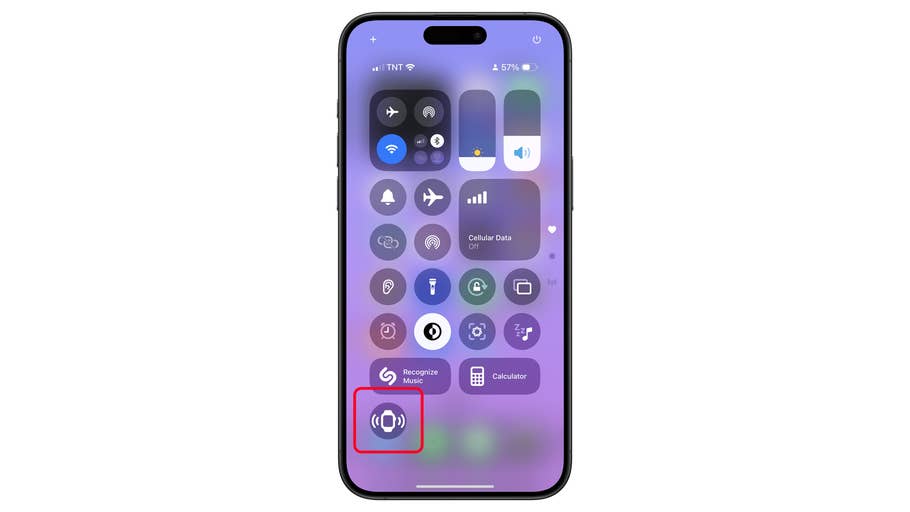 iPhone-Bildschirm zeigt das Kontrollzentrum mit dem hervorgehobenen Symbol zur Musikwiedergabe.