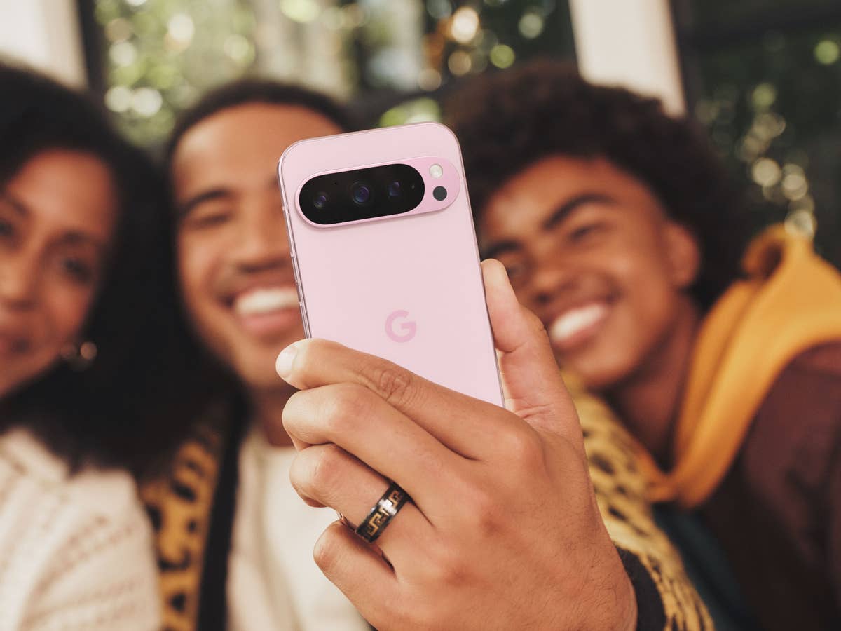 Die Selfie-Kamera auf den beiden 9 Pro-Platten deckt mit 103° einen größeren Winkel ab als bisher. Google Pixel 9 Pro Produktfoto