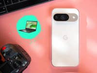 Google Pixel 9 Smartphone neben einem Acer Chromebook auf einem rosa Hintergrund.