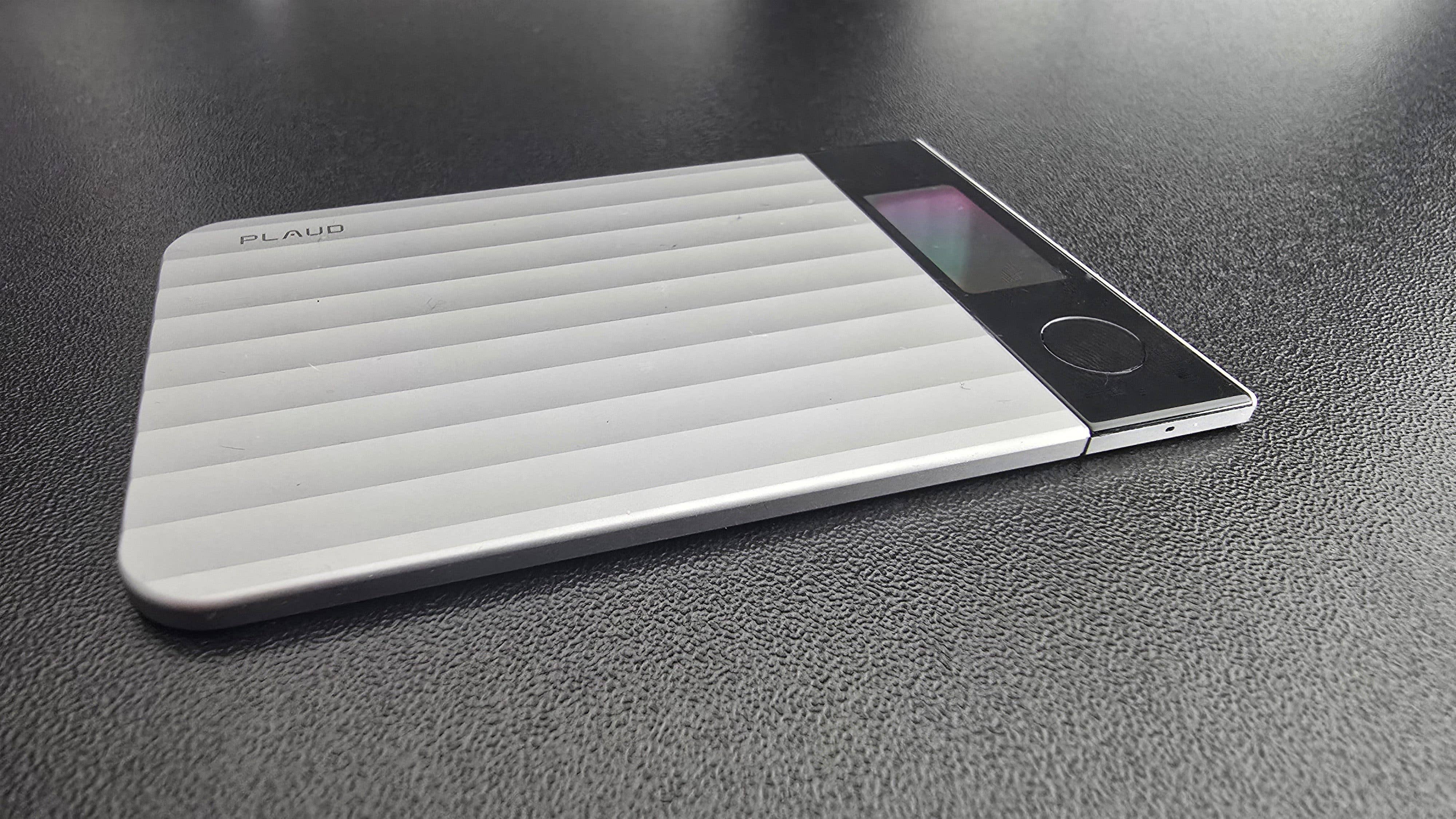 Ein schlankes silbernes digitales Notizbuch mit geripptem Design und minimalistischem Interface. Ein schlankes silbernes digitales Notizbuch mit geripptem Design und minimalistischem Interface.