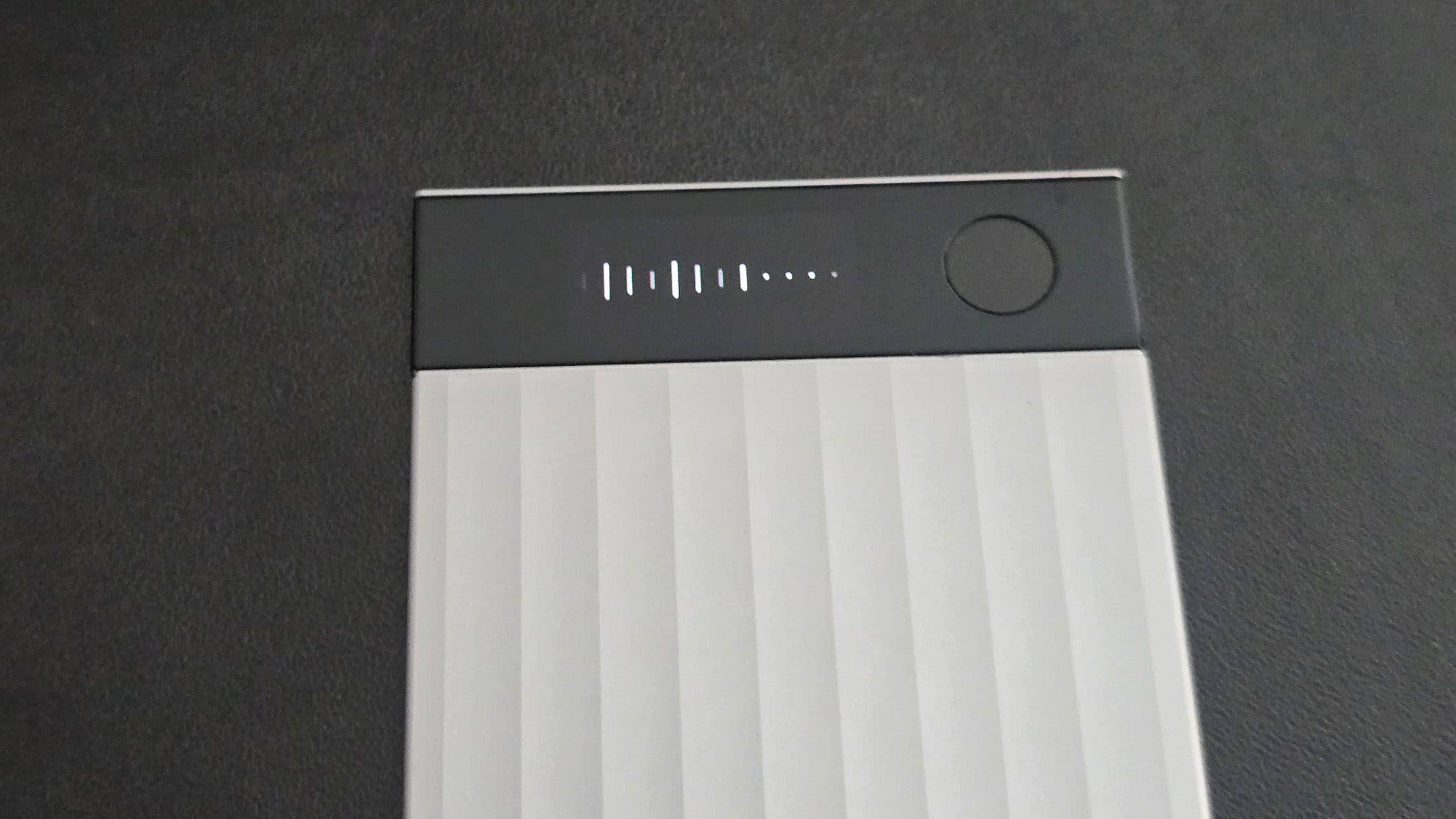 Obenansicht eines Plaud Note Pro-Geräts mit Batteriestatusanzeigen und einem Netzschalter. Obenansicht eines Plaud Note Pro-Geräts mit Batteriestatusanzeigen und einem Netzschalter.