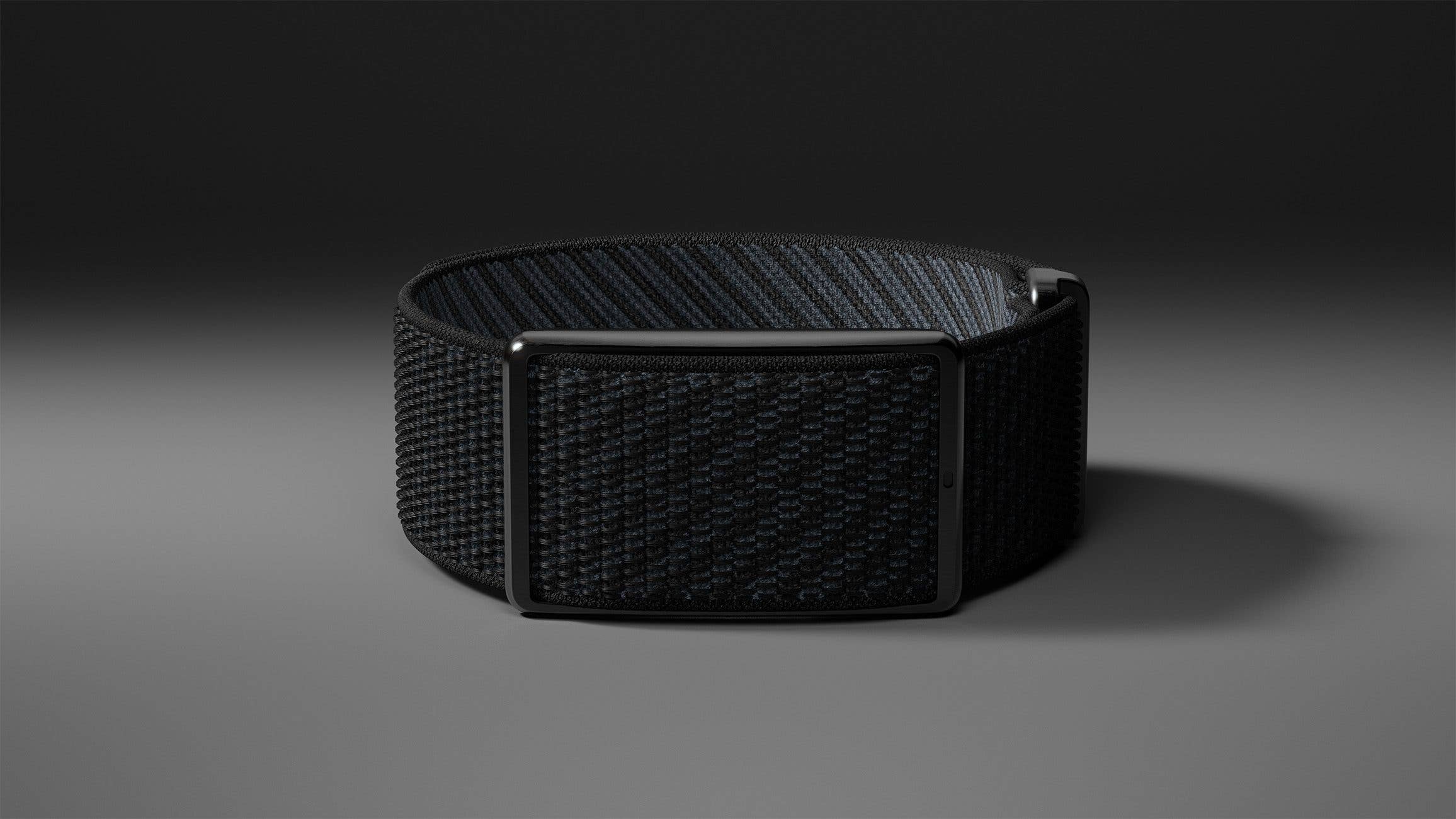 Ein schwarzes, gewebtes Fitness-Armband mit rechteckigem Display.