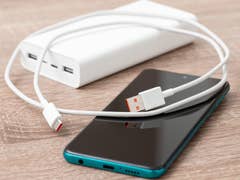 Powerbank und Handy auf einem Tisch