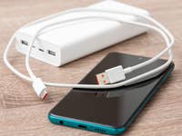 Powerbank und Handy auf einem Tisch