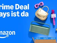 Bunte Artikel für die Amazon Prime Deal Days auf blauem Hintergrund mit dem Text 'Prime Deal Days ist da'.