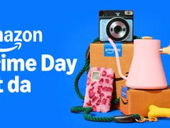 Amazon Prime Day ist da, mit einem rosa Kessel, Kamera und Zubehör auf Kartons.