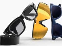 Eine Sammlung von Ray-Ban Smart-Gläsern in verschiedenen Stilen und Farben auf einem hellen Hintergrund.