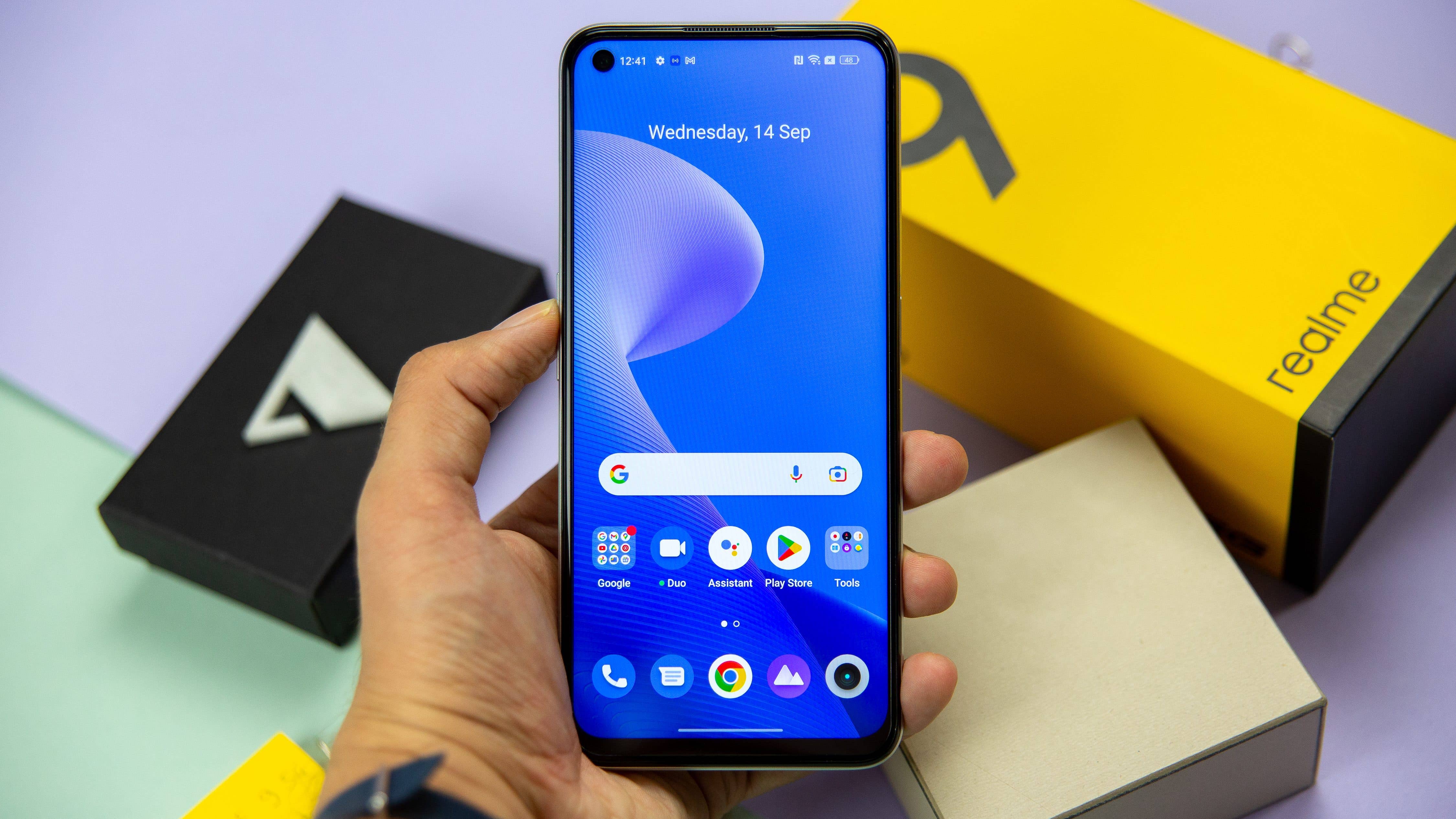 Das Realme 9 5G in der Hand.